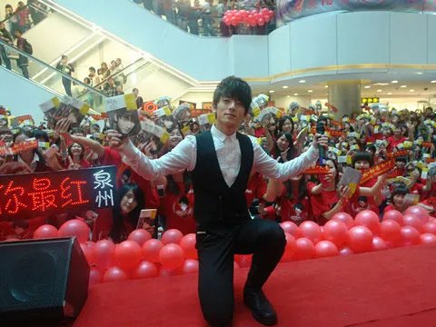 陈翔被强吻照片曝光 陈翔遭热情歌迷强吻