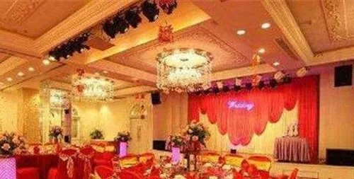 婚宴音响现哀乐新人颜面尽失 网友:不付钱是理所应当的