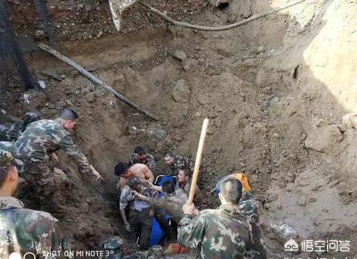 两名工人被垮塌泥土掩埋,50多名武警徒手挖人,你怎么看?
