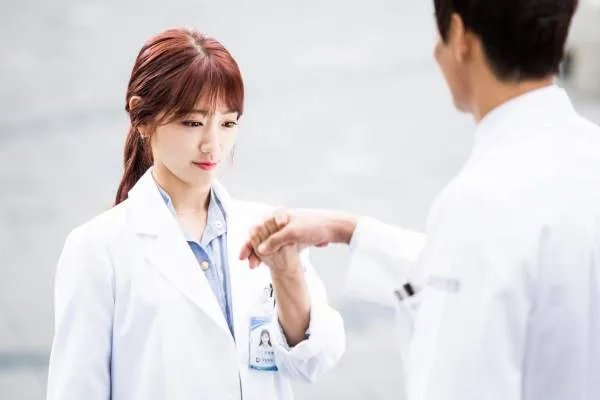 一般人怎么评价当红韩剧Doctors？