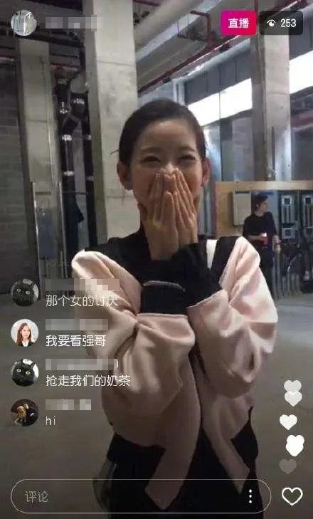 章泽天和奚梦瑶苏芒等人一起聚餐的照片中谁最气质出众?