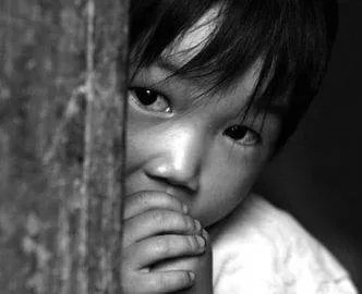 熊孩子砸车刻上老爸手机号只因老爸外出务工,如何照顾好留守孩子?