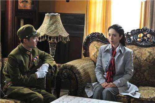 谍战剧《我爷爷和奶奶的故事》讲述了什么？