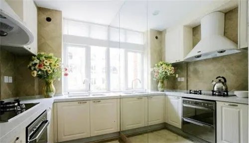 厨房烟道挂网还是砌砖