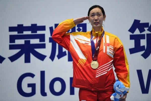 孙一文表示有时候会偷偷避开教练员去吃夜宵，你如何看待此事？