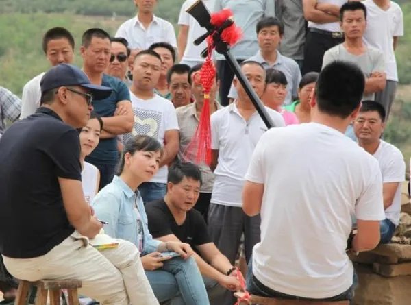 草帽姐卖惨被批炒作,嫁初恋的王二妮如今咋样?