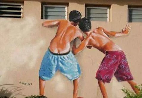 偷窥如厕反被拍：小伙摊上大事了（图）