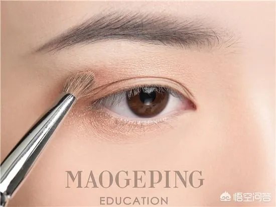 学习化烟熏妆的步骤,清纯优雅的烟熏妆?