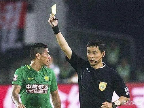 中超联赛裁判一年的年薪有多少钱呢？他们是如何选拔的？