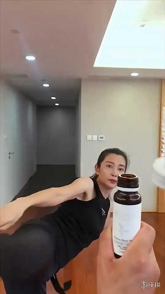 女星李冰冰”踢瓶盖“挑战成功 动作实在太帅了!