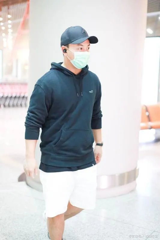 向华强都不敢惹,王宝强要行晚辈礼,释小龙究竟是什么身份?