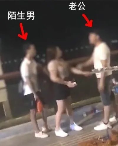 女子与陌生男子逛街被老公发现 现场画面曝光引网友众议