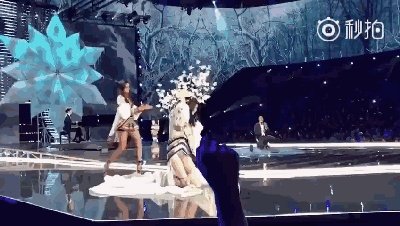 主持节目时高跟鞋掉了怎么办?