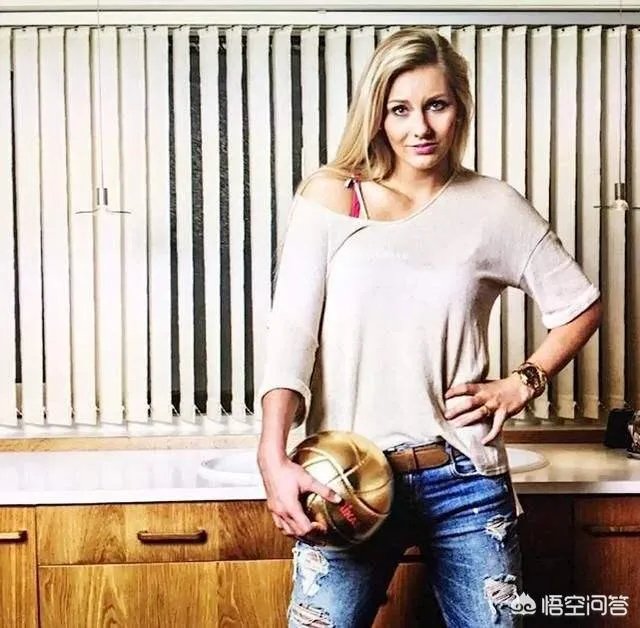 在和中国女排的比赛中，14号荷兰美女球员总被教练单独训话，她是谁？有什么来头吗？