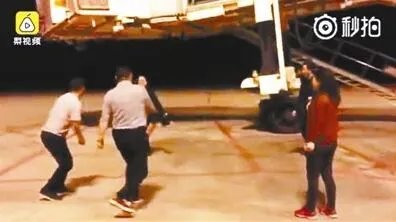 机长呼吁乘客下机 因不满被插队延迟起飞