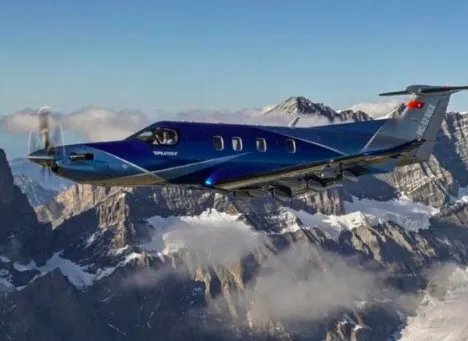 美国洛杉矶一架小型飞机坠毁是怎么回事？