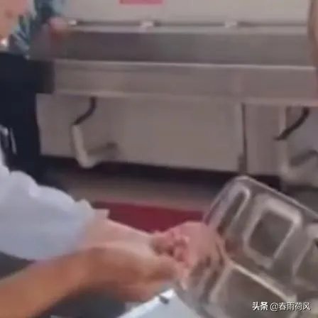 军训教官手抓学生剩饭当场吃掉,对此你有什么感想?