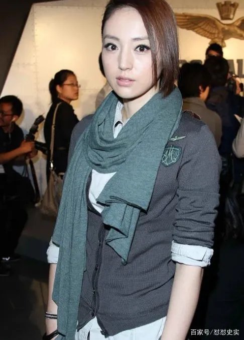 董璇衣服叠穿还有女明星曲线，不显胖真叫人羡慕，你认为呢？