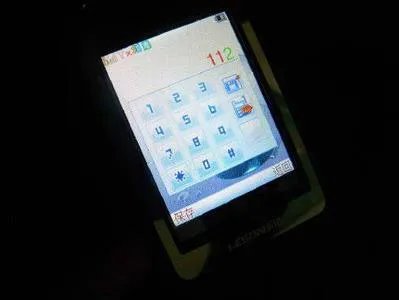 没充电器这样做竟然也能给手机充电(图)