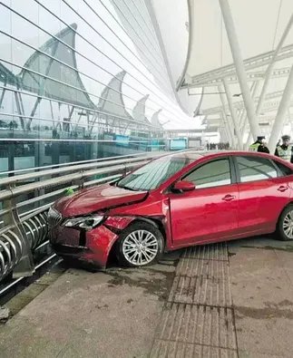 女司机将油门当刹车撞死人被拘是怎么回事?