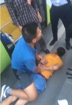 男子为什么在公交车上持刀滋事？