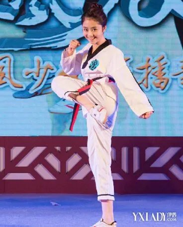 旋风少女发布会照片曝光谭松韵帅气道服亮相