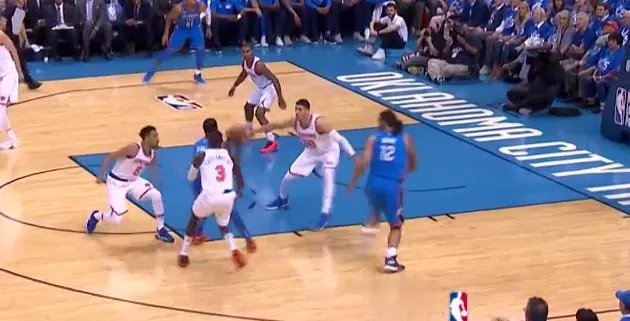 从雷霆对尼克斯的比赛来看，雷霆三巨头打出什么样的配合是最有效率的？