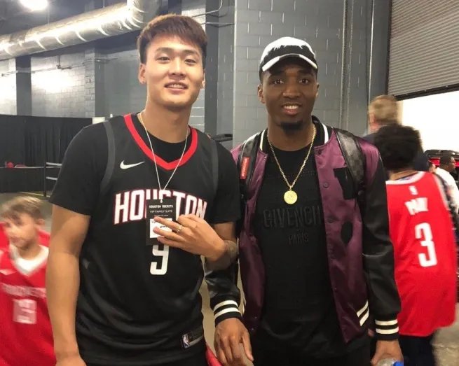 赵睿现火箭更衣室做了什么?