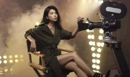 “最丑”模特吕燕完美逆袭，出身底层嫁入豪门，混血儿子颜值超高，啥颜值？