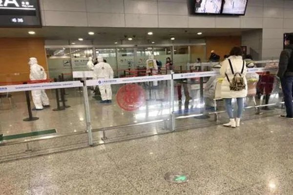 华人回国机票18万，一张瞬间被抢光，欧洲华人如今回国到底有多困难？