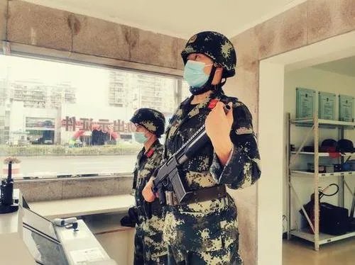 军民一家亲！关于游客帮哨兵撑伞一事，你有何看法？