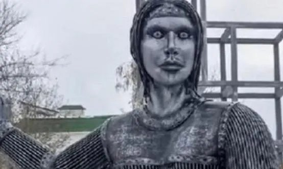 耗资百万的雕像刚建成3天就被拆除，阿伦卡的纪念雕像为何成为了独特？