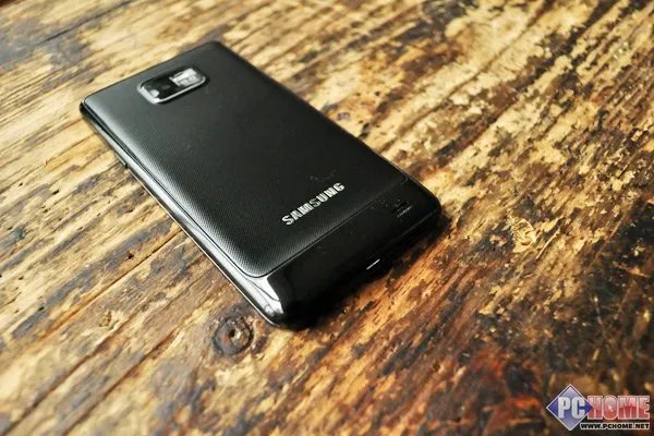 三星I9100评测 机身背面