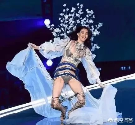 主持节目时高跟鞋掉了怎么办?