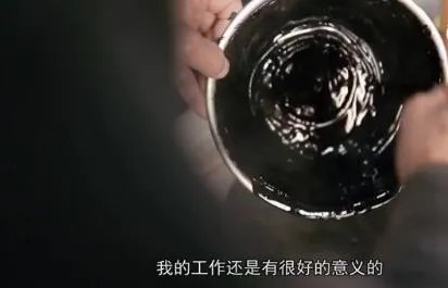 怎样看待“仇庆年为了不让传统颜料失传,把矿石磨成颜料,五十年诚心守护”这件事?