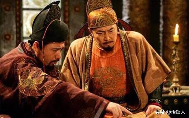 众争取怪珍，玄龄独收人物致幕府，与诸将密相申结，人人愿尽死力，应该如何翻译？