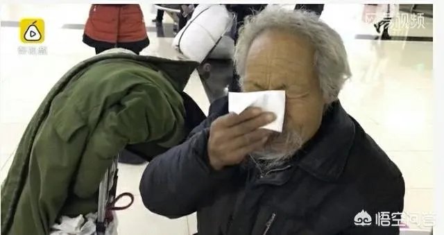 北京一7旬大爷睡车站不愿回家:没钱买礼物愧对孙女,不想让她自卑,你怎么看?