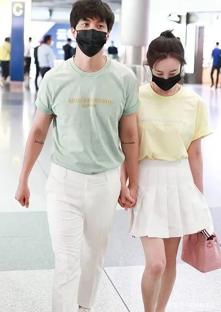 张檬金恩圣身穿条纹衬衫条纹裤,情侣装穿搭惹人羡,你认为呢?