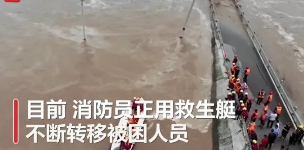 四川乐山洪水拦腰截断大桥，消防员是如何展开救援的？