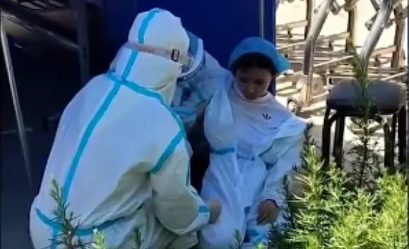 护士中暑倒地后致歉:添乱了,为何会心疼呢?