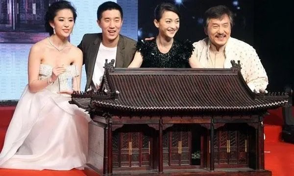 周迅跟李大齐到了结婚的阶段,可为何周迅转眼就跟王烁在一起?