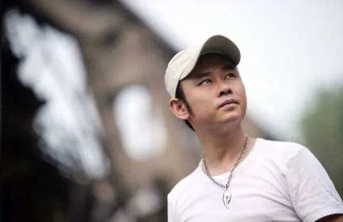 刀郎和伍佰，他们两个谁作词作曲唱功厉害？