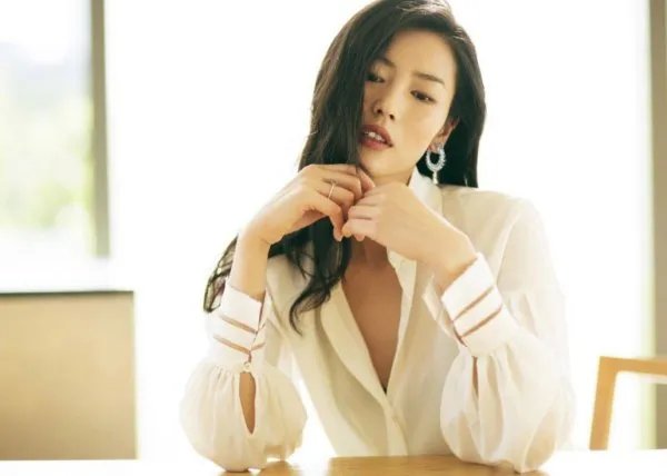 刘雯解约或面临1.6亿赔偿，明星代言合同条款是否存在不公平的地方？