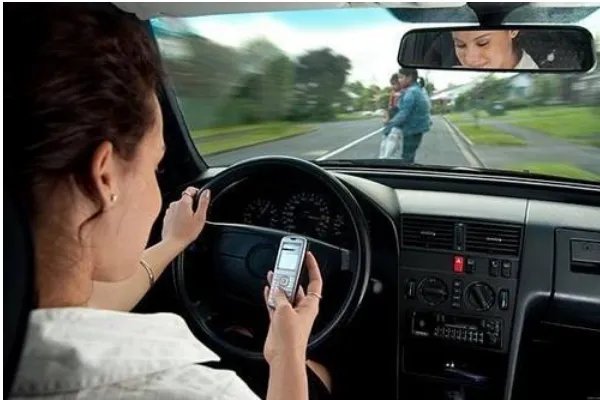 英国将全面禁止开车用手机,你赞成这样的做法吗?