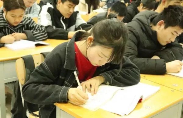 教育部称不得按考试结果给学生分班排座,如今学生们的现状是怎样的?