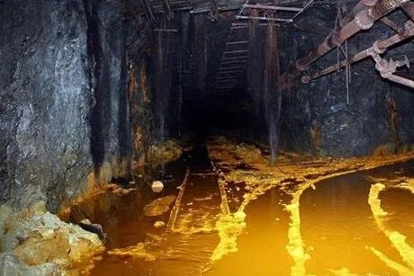 男女发现山洞闪金光进一看兴奋极了（图）