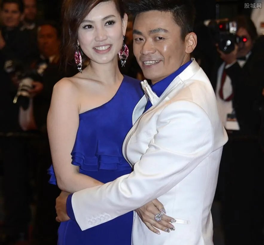 王宝强回应离婚事件 保护儿女从头再来