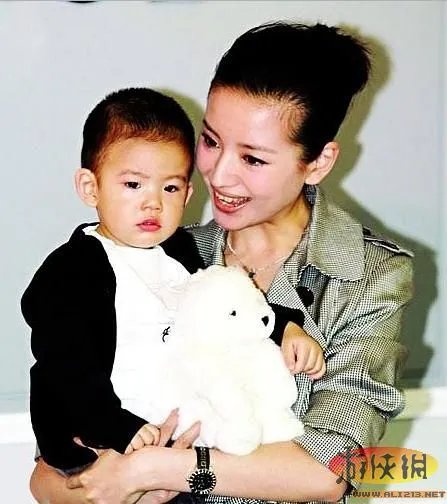 董洁潘粤明离婚内幕！网曝儿子顶顶非俩人亲生