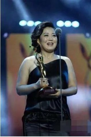 王茜华:演农村剧走红,为拍戏整容200次,今50岁现状如何?