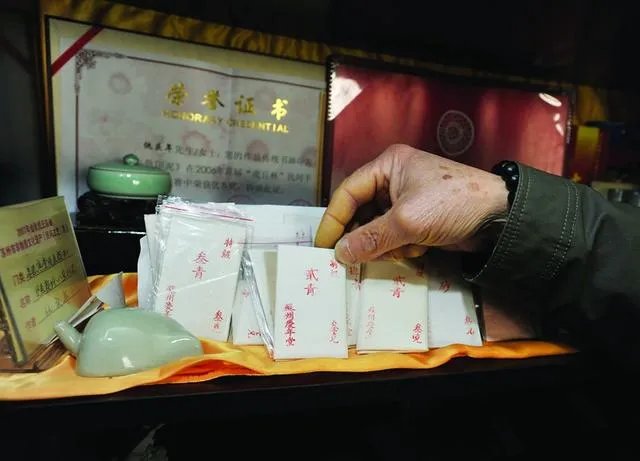 怎样看待“仇庆年为了不让传统颜料失传,把矿石磨成颜料,五十年诚心守护”这件事?